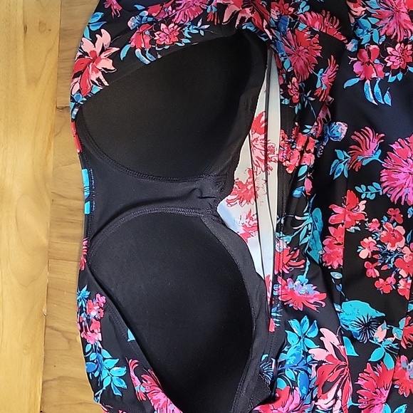 D&Co 22W floral swim dress with capped sleeves and built in cups - Picture 7 of 7